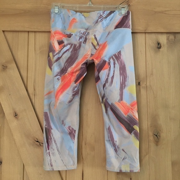 ALO Yoga Airbrush Capri Leggings Modernist Multi Size XS - Picture 4 of 10